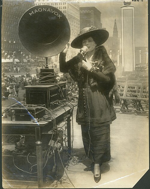 File:Fritzi Scheff demonstrating Magnavox for Fifth Liberty Loan in New York City, 1895 (3332675328).jpg
