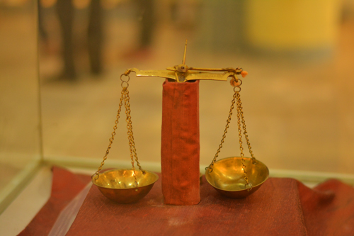 File:Balance to weigh gold (ସୁନା ମାପ କରିବା ନିକିତି).jpg